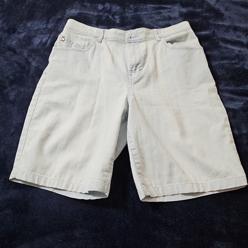 Gloria Vanderbilt womens shorts. Size 8